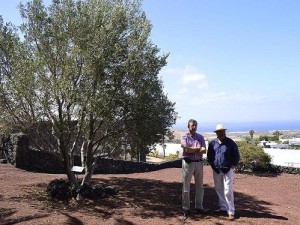 Josep Rius Pérez y Javier en el jardín reduc.